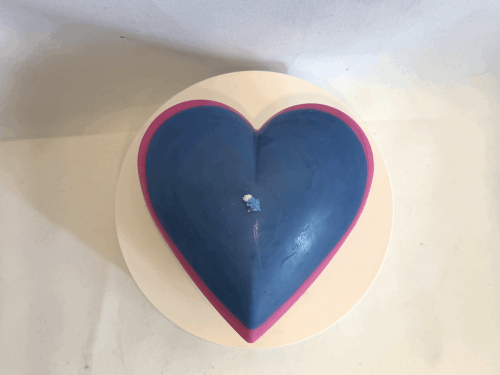 Bougie en forme de cœur plat, bleue avec rebord rose