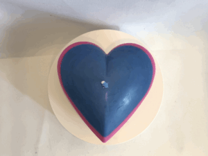 Disque cœur 10,5x5 cm | Bleu OFF – Filon rose Bougie en forme de cœur plat, bleue avec rebord rose