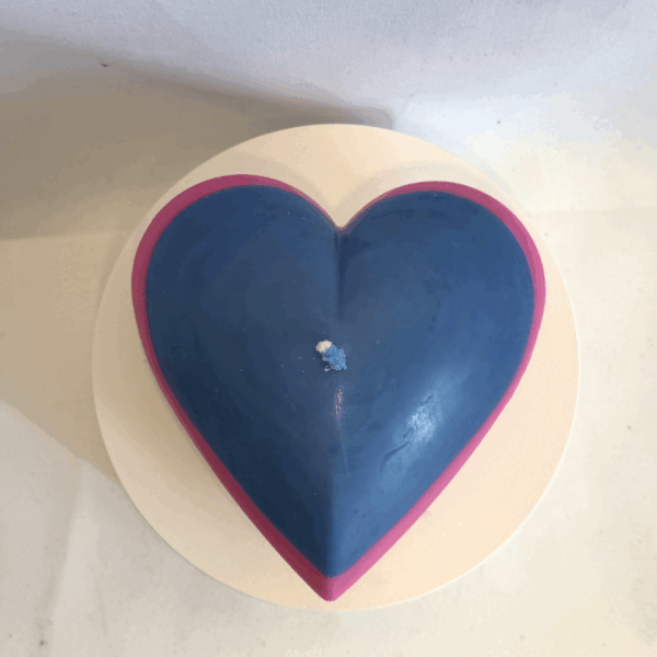 Bougie en forme de cœur plat, bleue avec rebord rose