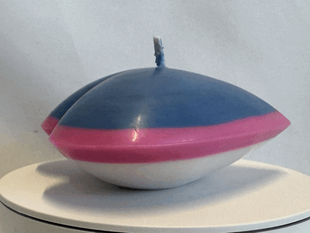 Bougie en forme de cœur plat, bleue avec rebord rose