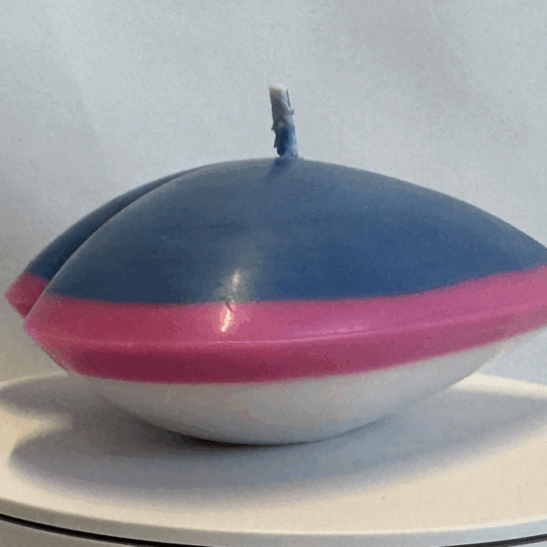 Bougie en forme de cœur plat, bleue avec rebord rose