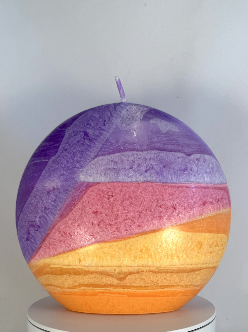 Bougie disque 14 cm en cire d’olive - violet, rose, jaune et orange — surface lisse, cœur cristallisé