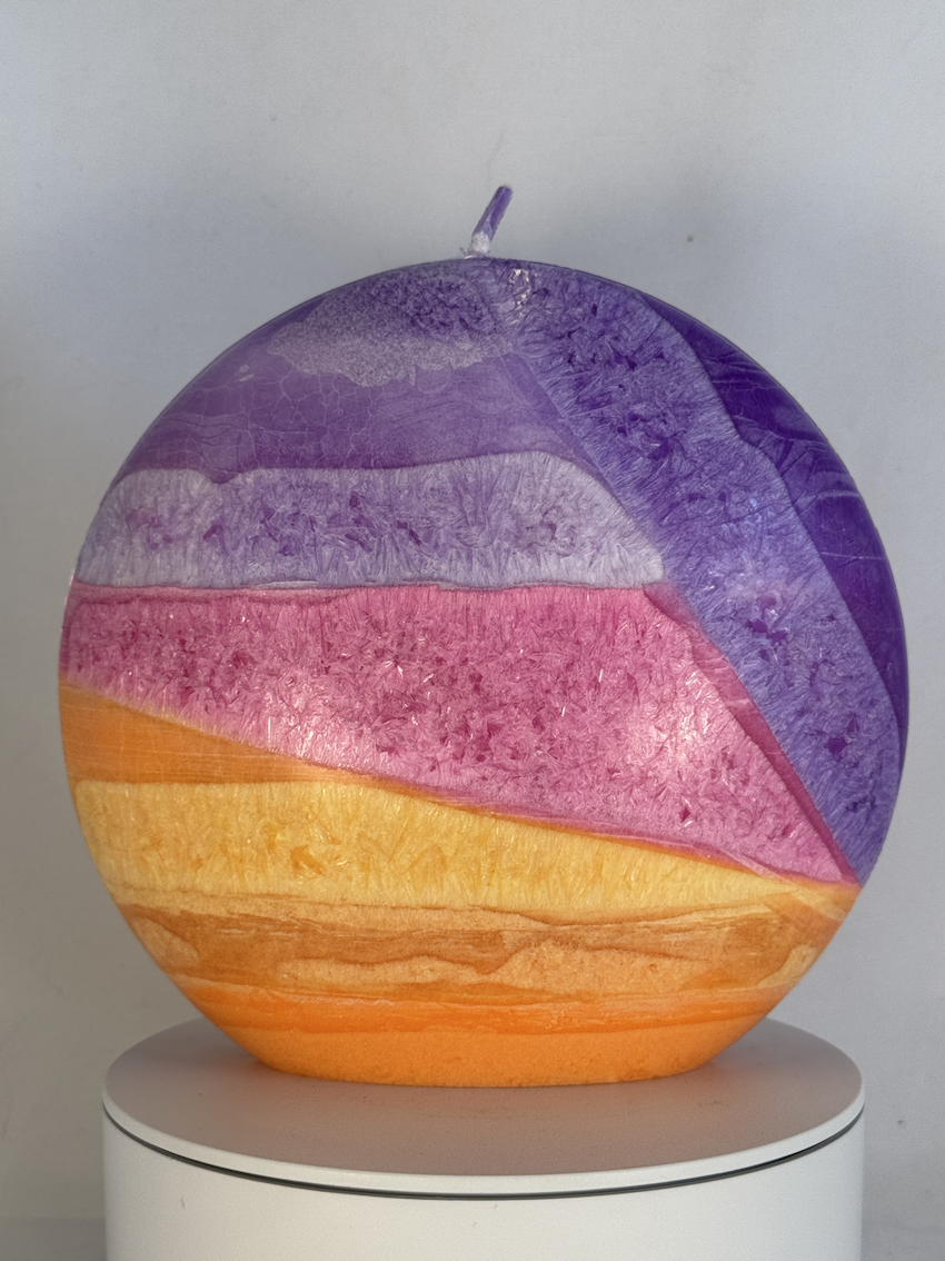 Bougie disque 14 cm en cire d’olive - violet, rose, jaune et orange — surface lisse, cœur cristallisé