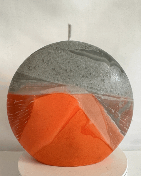 Bougie disque 14 cm en cire d’olive grise et orange — surface lisse, cœur cristallisé