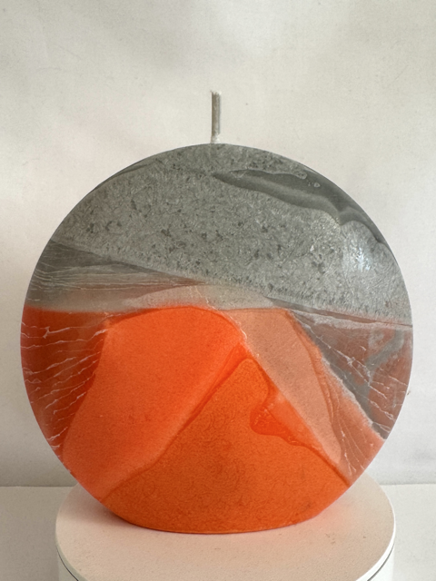 Bougie disque 14 cm en cire d’olive grise et orange — surface lisse, cœur cristallisé