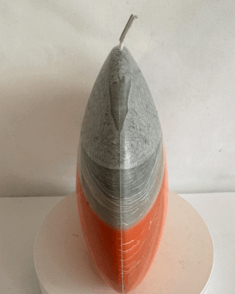 Bougie disque 14 cm en cire d’olive grise et orange — surface lisse, cœur cristallisé