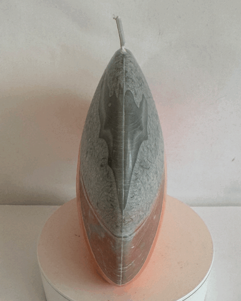 Bougie disque 14 cm en cire d’olive grise et orange — surface lisse, cœur cristallisé