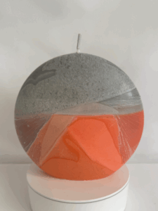 Bougie disque 14 cm en cire d’olive grise et orange — surface lisse, cœur cristallisé