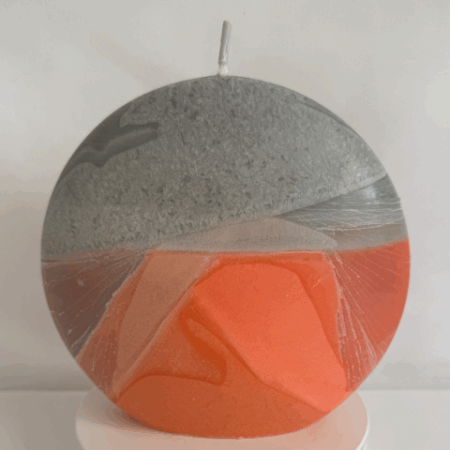 Bougie disque 14 cm en cire d’olive grise et orange — surface lisse, cœur cristallisé