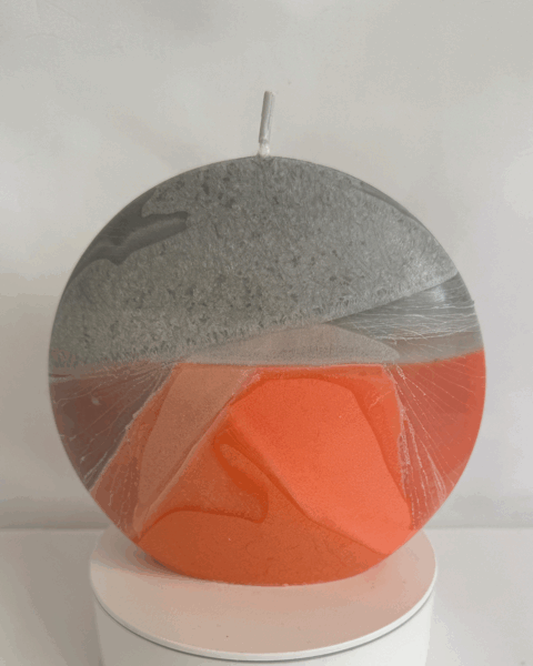 Bougie disque 14 cm en cire d’olive grise et orange — surface lisse, cœur cristallisé
