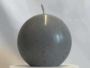 Bougie disque 10 cm en cire d’olive grise — surface lisse et effets cristallisés
