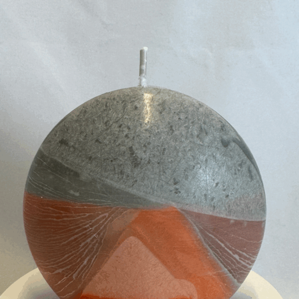 Bougie disque 10 cm en cire d’olive grise et orange — surface lisse, cœur cristallisé