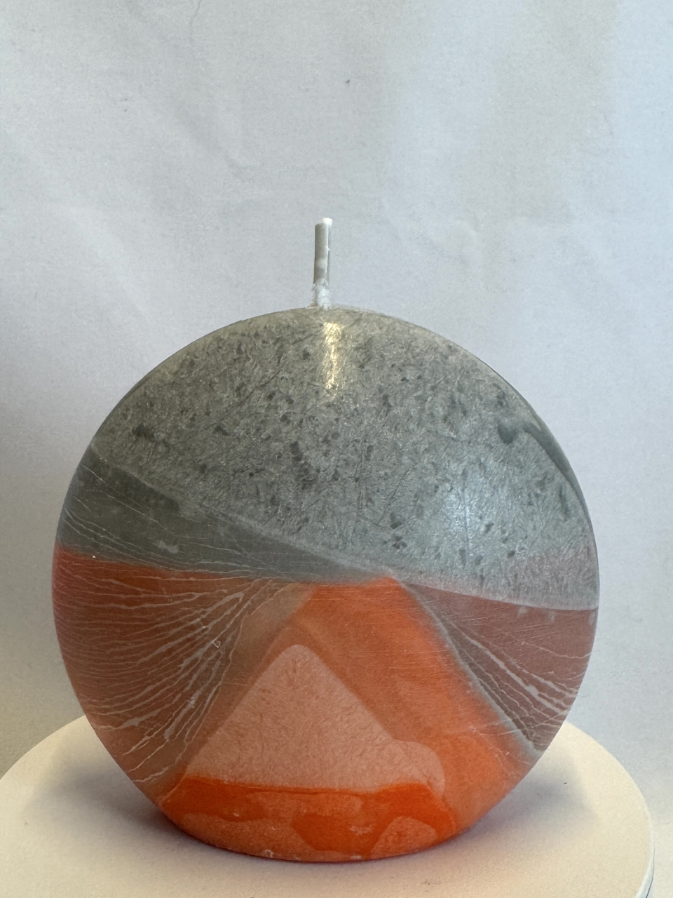 Bougie disque 10 cm en cire d’olive grise et orange — surface lisse, cœur cristallisé