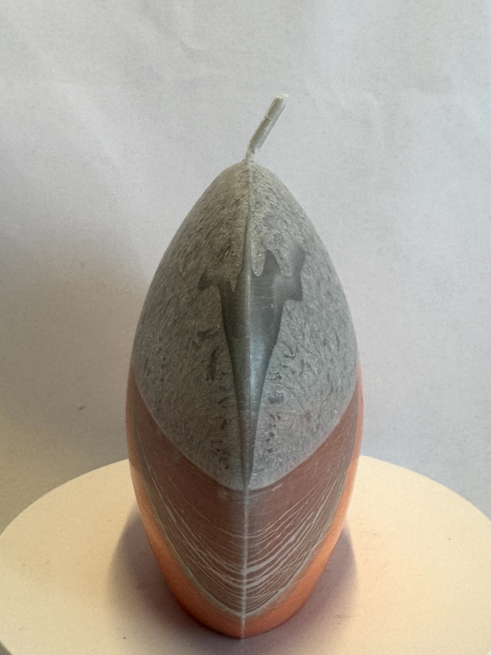 Bougie disque 10 cm en cire d’olive grise et orange — surface lisse, cœur cristallisé