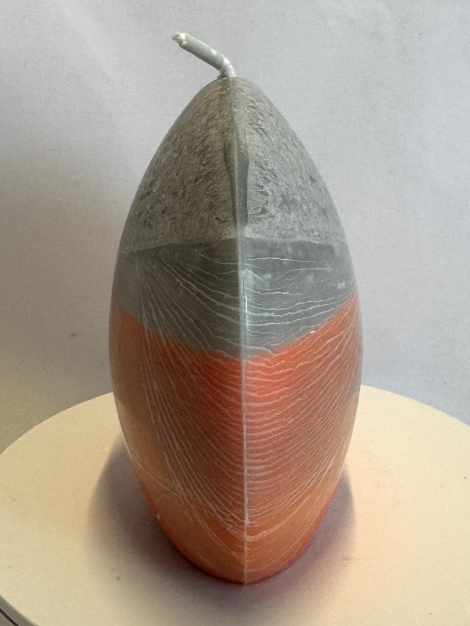 Bougie disque 10 cm en cire d’olive grise et orange — surface lisse, cœur cristallisé