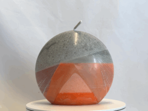 Bougie disque 10 cm en cire d’olive grise et orange — surface lisse, cœur cristallisé