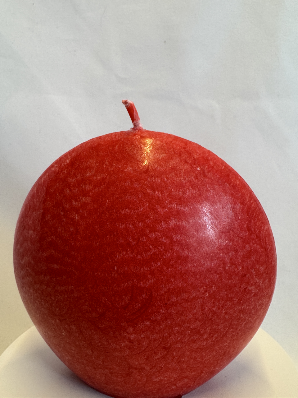 Bougie disque 10 cm en cire d’olive rouge — surface lisse et effets cristallisés