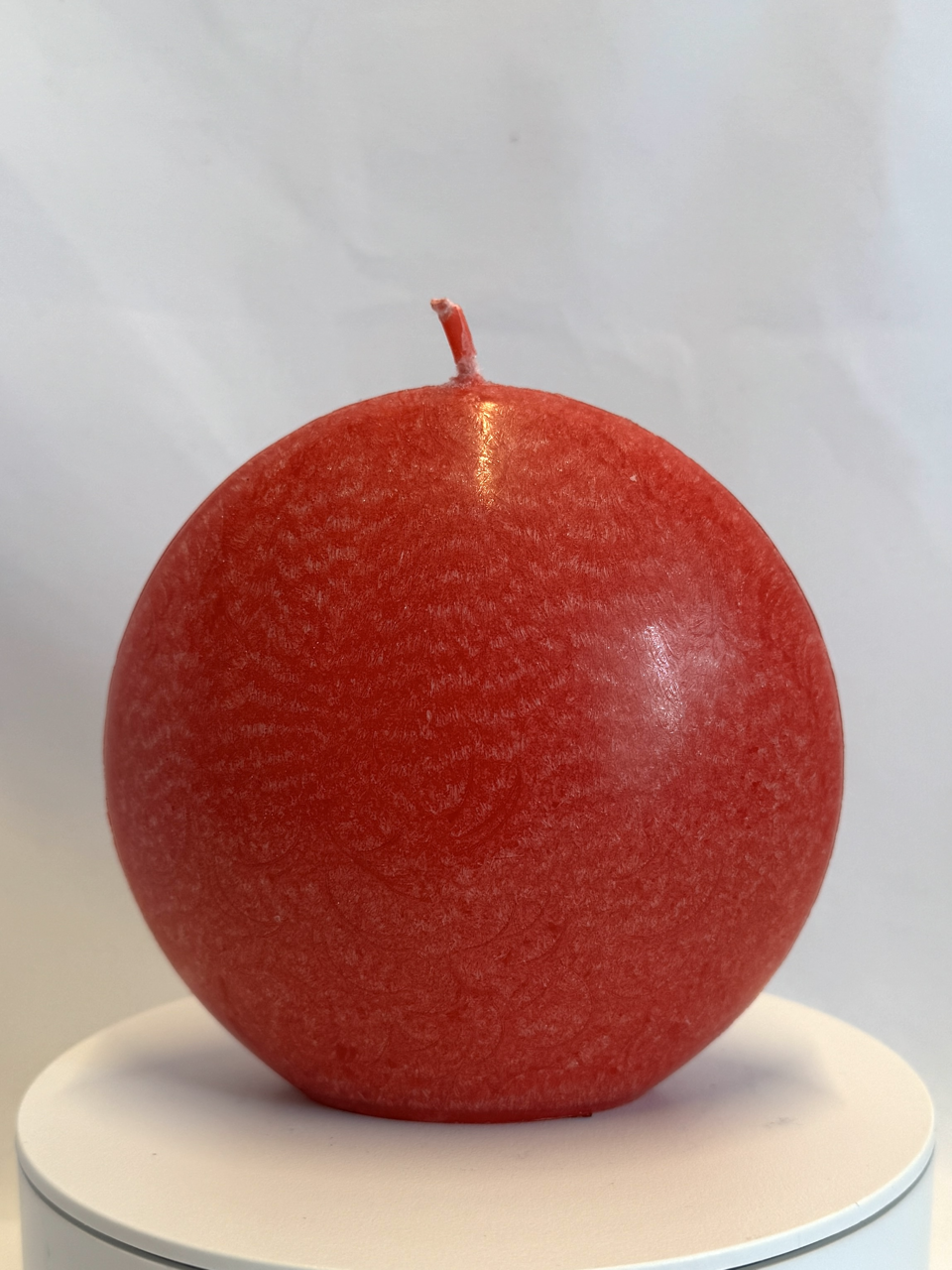 Bougie disque 10 cm en cire d’olive rouge — surface lisse et effets cristallisés