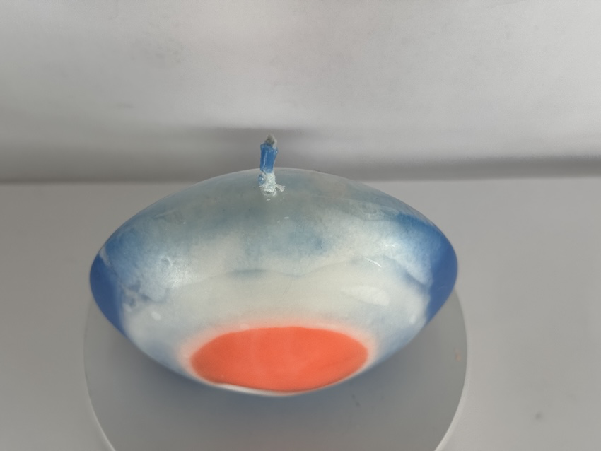 bougie disque œil orange et bleu en cire minérale — collection JOY