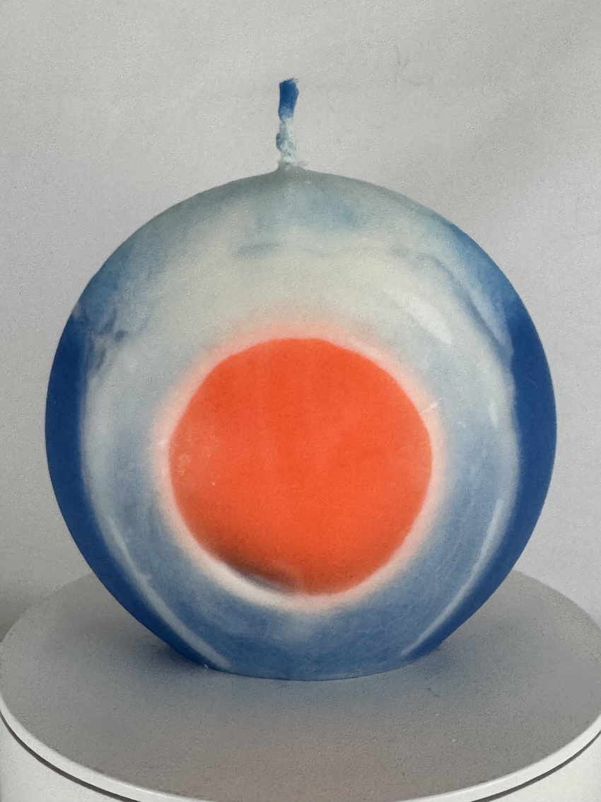 bougie disque œil orange et bleu en cire minérale — collection JOY