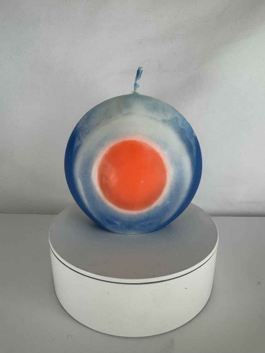 bougie disque œil orange et bleu en cire minérale — collection JOY