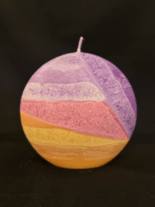 Bougie disque 14 cm en cire d’olive - violet, rose, jaune et orange — surface lisse, cœur cristallisé