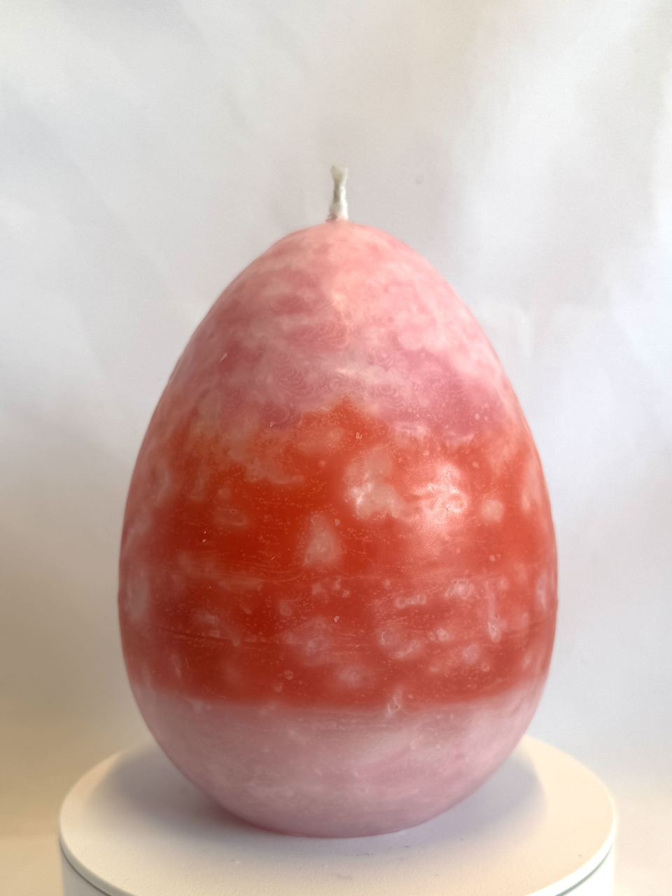 Bougie œuf rouge et rose en paraffine avec inclusions de cire, 730g