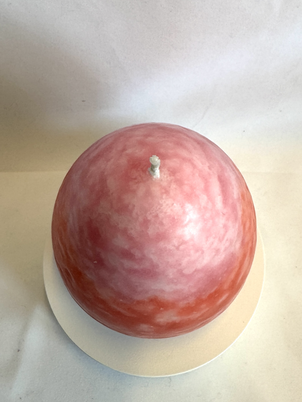 Bougie œuf rouge et rose en paraffine avec inclusions de cire, 730g