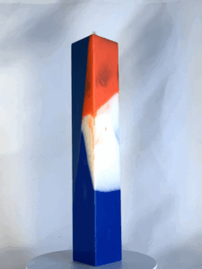 Bougie Bleu OFF | Pilier 3,8×22 cm — Filon orange bougie pilier 3,8×22 cm — bleu profond avec filon orange, collection Bleu OFF