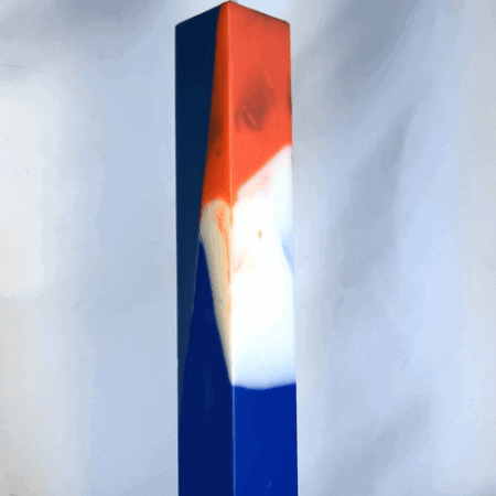 Bougie Bleu OFF | Pilier 3,8×22 cm — Filon orange bougie pilier 3,8×22 cm — bleu profond avec filon orange, collection Bleu OFF