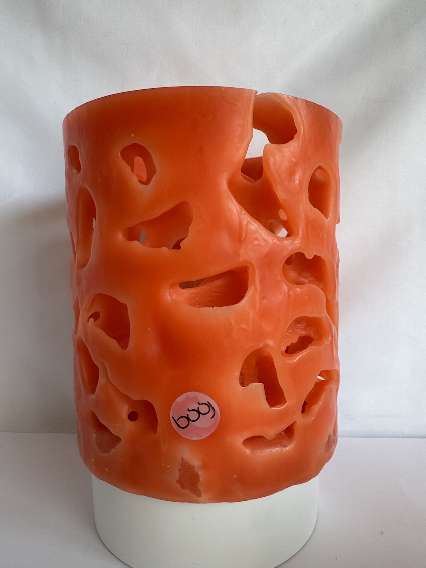 Photophore « Lueur de Vie » boo-j — pièce artisanale en cire translucide, motifs ajourés lumineux, fabrication dans le canton de Vaud