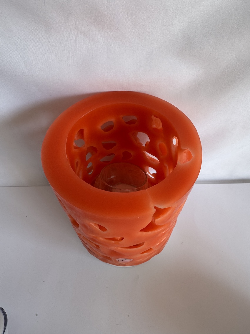 Photophore « Lueur de Vie » boo-j — pièce artisanale en cire translucide, motifs ajourés lumineux, fabrication dans le canton de Vaud