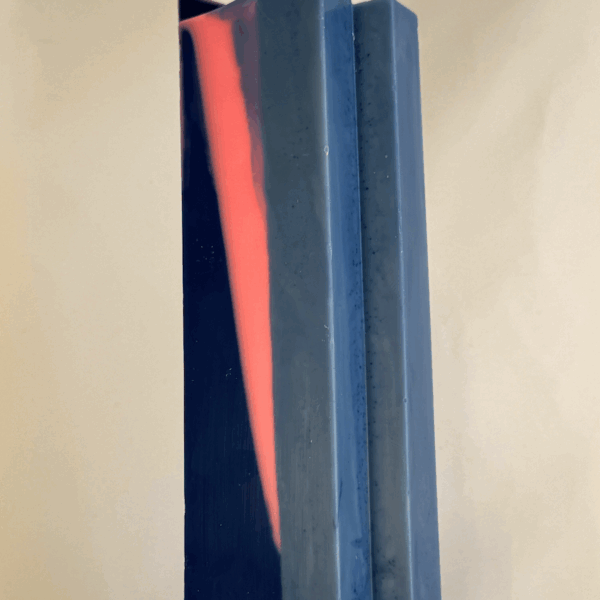 Pilier à 2 pointes 22cm | Bleu OFF – Filon rose Bougie sculpturale en forme de double pointe, bleue avec centre rose et bleu plus clair.