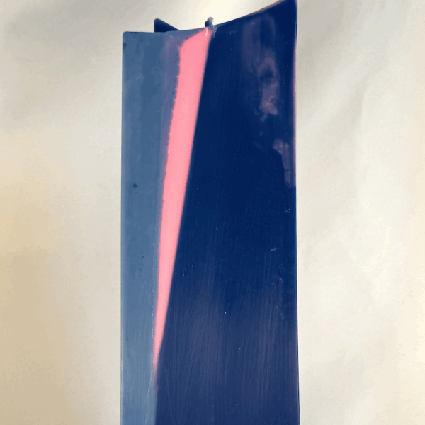 Bougie sculpturale en forme de double pointe, bleue avec centre rose et bleu plus clair.