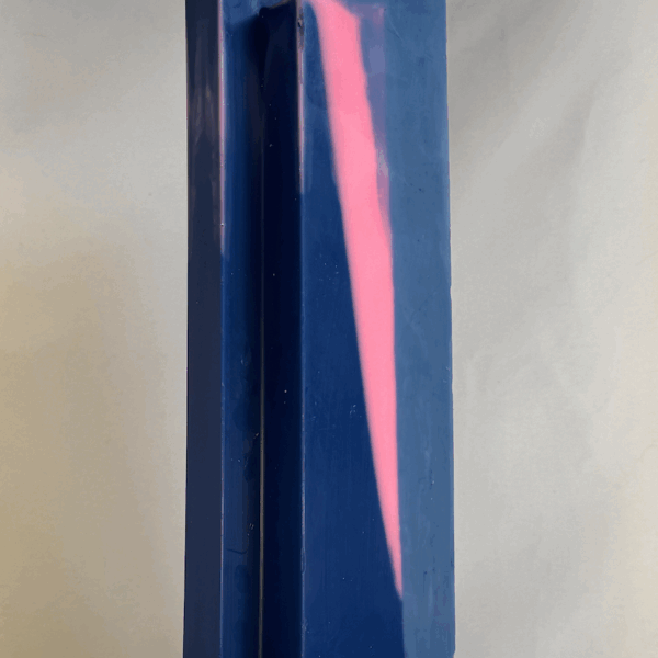 Pilier à 2 pointes 22cm | Bleu OFF – Filon rose Bougie sculpturale en forme de double pointe, bleue avec centre rose et bleu plus clair.