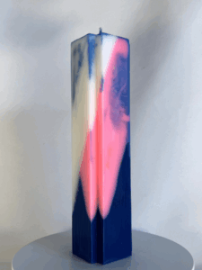 Pilier croix 4x16cm | Bleu OFF – Filon rose Bougie bleue en forme de croix, avec inclusion rose fluo et blanc