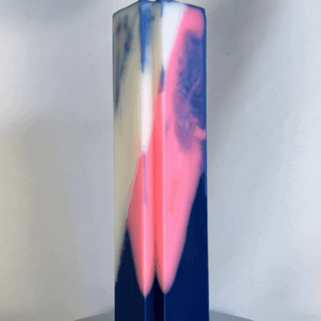 Pilier croix 4x16cm | Bleu OFF – Filon rose Bougie bleue en forme de croix, avec inclusion rose fluo et blanc