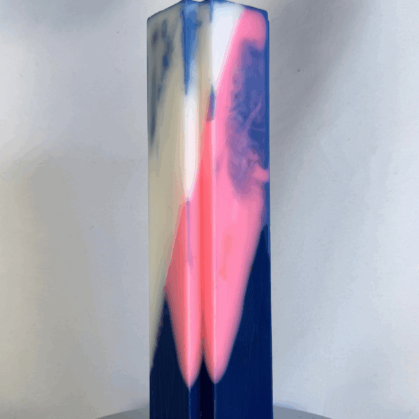 Bougie bleue en forme de croix, avec inclusion rose fluo et blanc