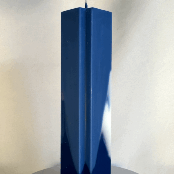 Bougie bleue en forme de croix, avec inclusion rose fluo et blanc