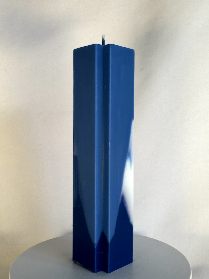 Bougie bleue en forme de croix, avec inclusion rose fluo et blanc