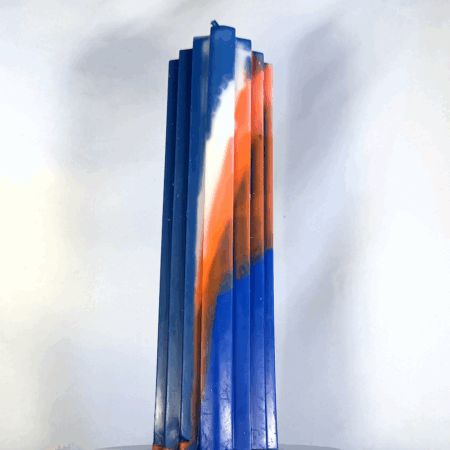 Pilier escaliers 21cm | Bleu OFF – Filon orange Bougie haute à pans bleus, orange et blanc évoquant des escaliers