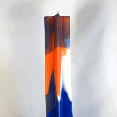 Pilier étoile 21cm | Bleu OFF – Filon orange Bougie bleue à section en étoile avec traces orange et blanches