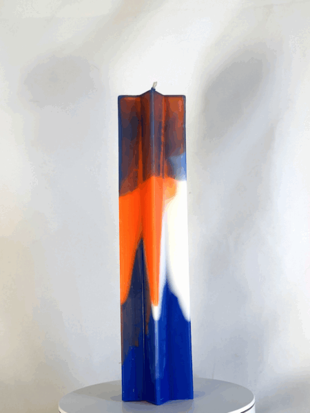 Pilier étoile 21cm | Bleu OFF – Filon orange Bougie bleue à section en étoile avec traces orange et blanches