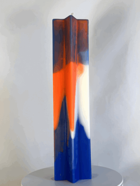 Pilier étoile 21cm | Bleu OFF – Filon orange Bougie bleue à section en étoile avec traces orange et blanches