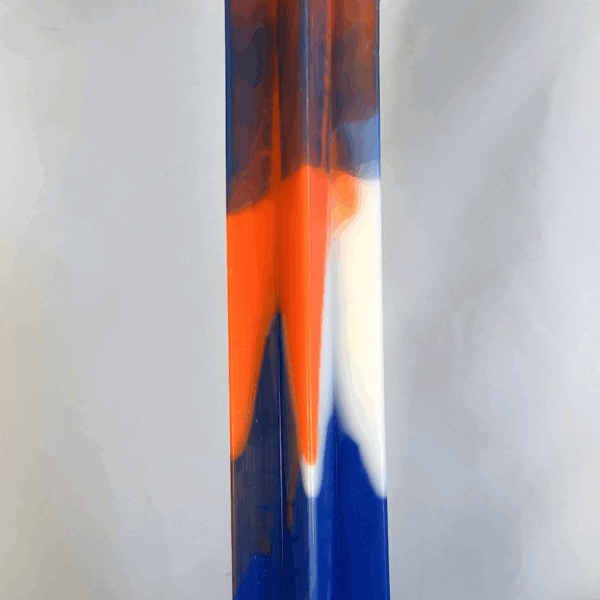 Pilier étoile 21cm | Bleu OFF – Filon orange Bougie bleue à section en étoile avec traces orange et blanches
