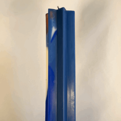 Pilier étoile 21cm | Bleu OFF – Filon orange Bougie bleue à section en étoile avec traces orange et blanches