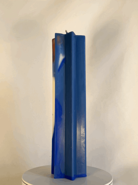 Pilier étoile 21cm | Bleu OFF – Filon orange Bougie bleue à section en étoile avec traces orange et blanches