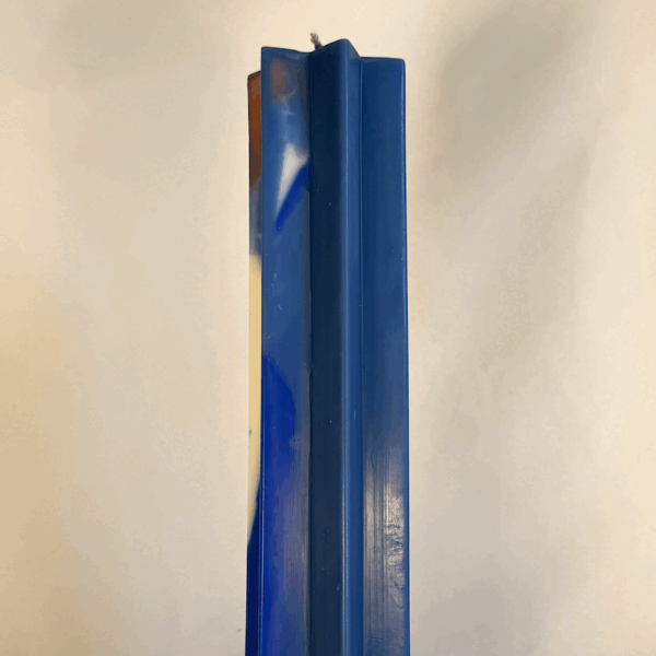Pilier étoile 21cm | Bleu OFF – Filon orange Bougie bleue à section en étoile avec traces orange et blanches