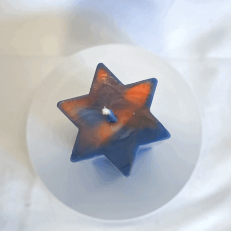 Pilier étoile 21cm | Bleu OFF – Filon orange Bougie bleue à section en étoile avec traces orange et blanches