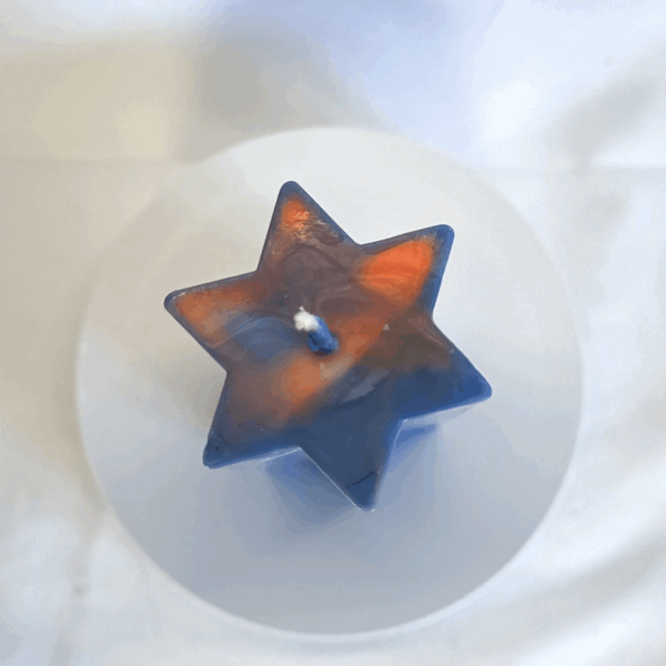 Pilier étoile 21cm | Bleu OFF – Filon orange Bougie bleue à section en étoile avec traces orange et blanches